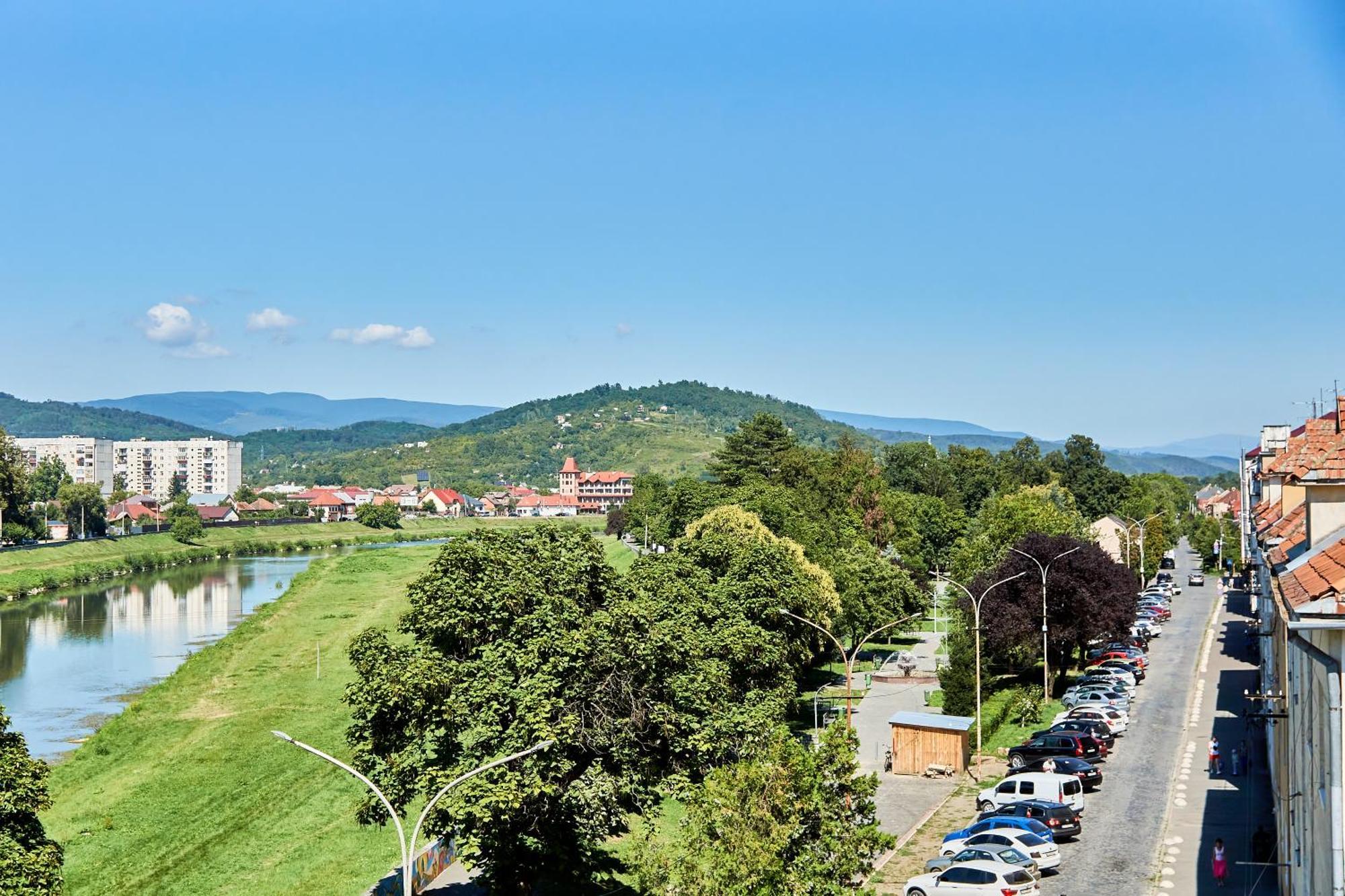 Wonderful Panoramic View Apartment Mukacheve Bagian luar foto